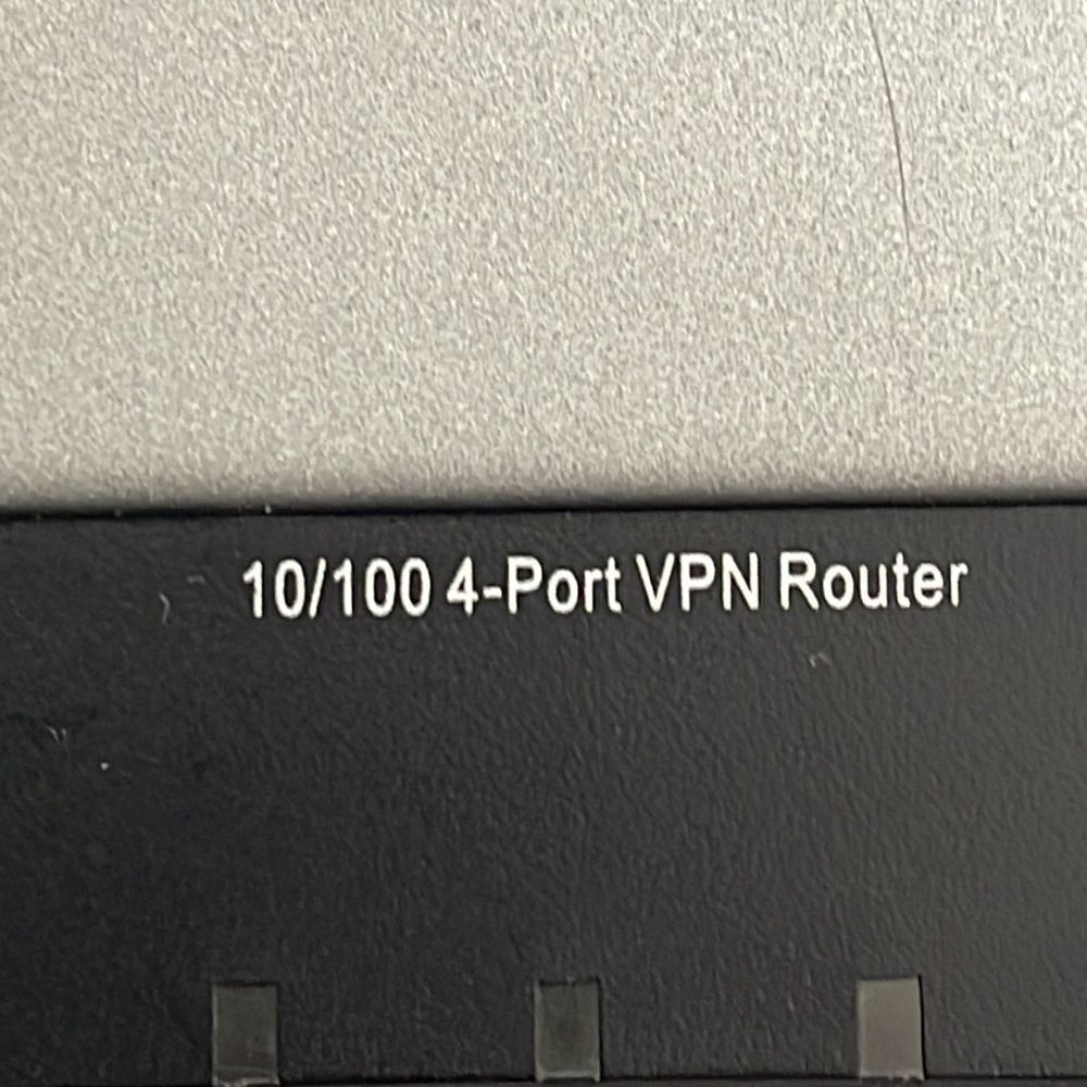 CISCO Router RV042  - Picture 4 of 5
